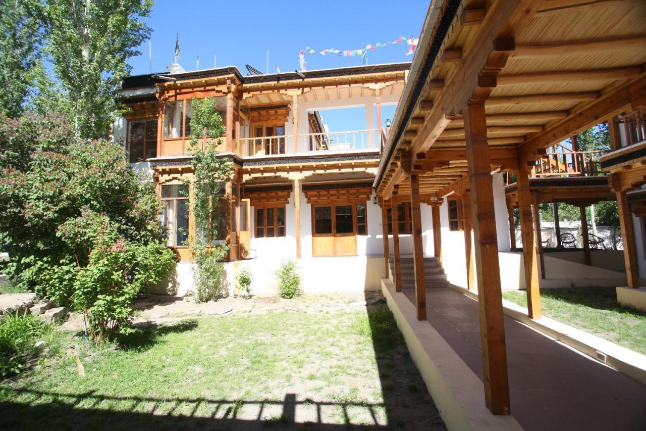 Lha-Ri-Sa Resort Leh Exteriör bild
